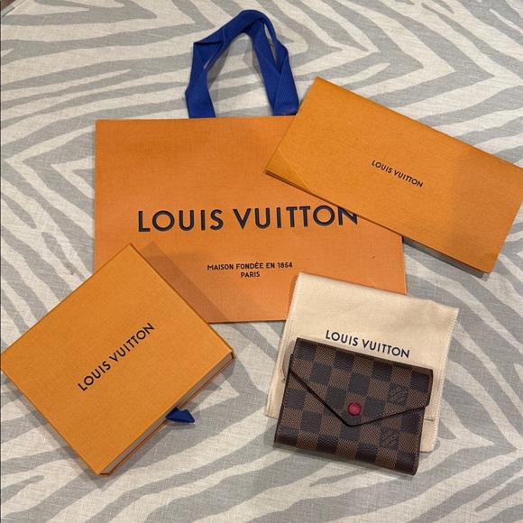 Louis Vuitton Victorine Wallet in Damier Ebene - Picture 1 of 8